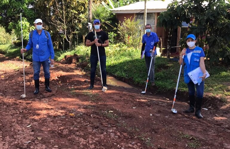 Equipo interinstitucional en trabajo de campo