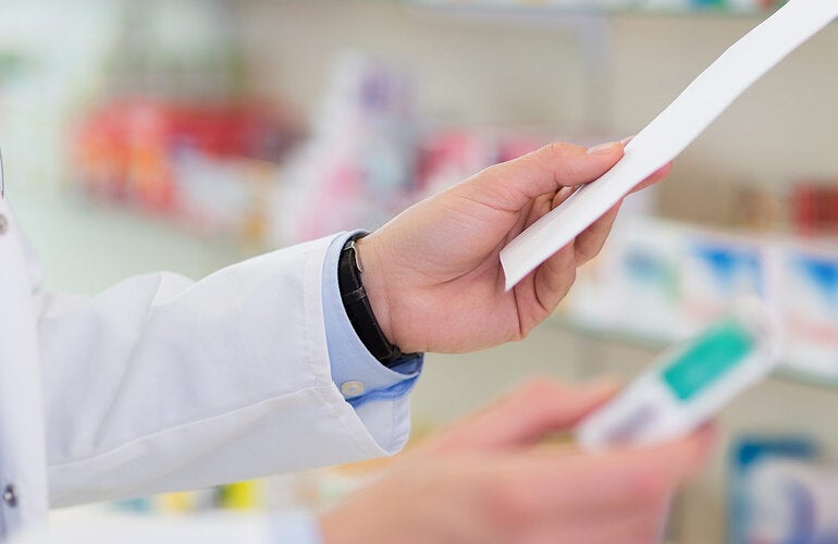 Farmacéutico con prescripción en farmacia