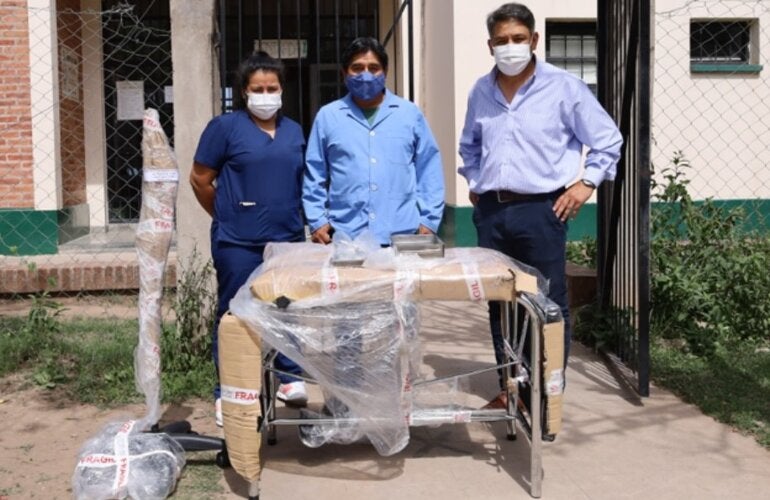 Personal de salud recibiendo los insumos entregados