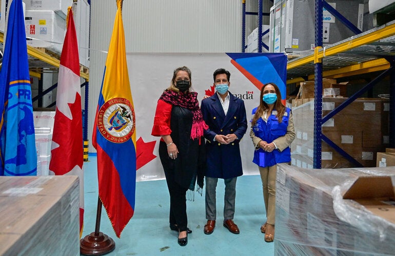 Personas que entregan donacion