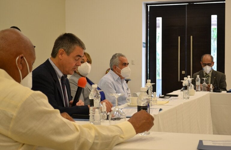 Autoridades de OPS y el Ministerio de Salud Pública durante inicio del curso.