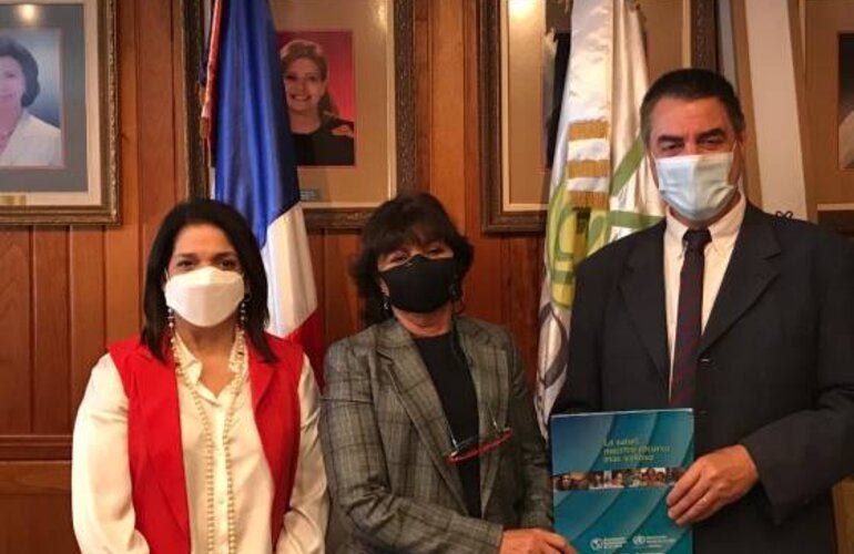 Represente de OPS/OMS, doctor Olivier Ronveaux, durante la entrega de equipos a CONANI.