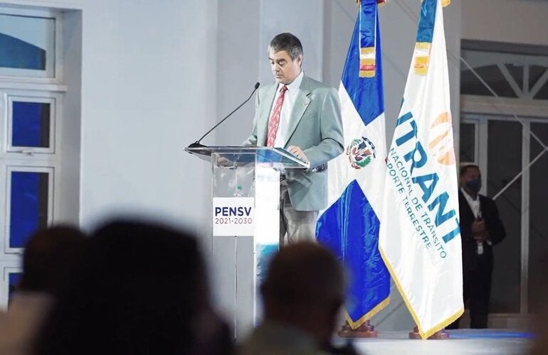 El doctor Olivier Ronveaux, representante OPS República Dominicana, durante su discurso en presentación de Plan de Seguridad Vial.