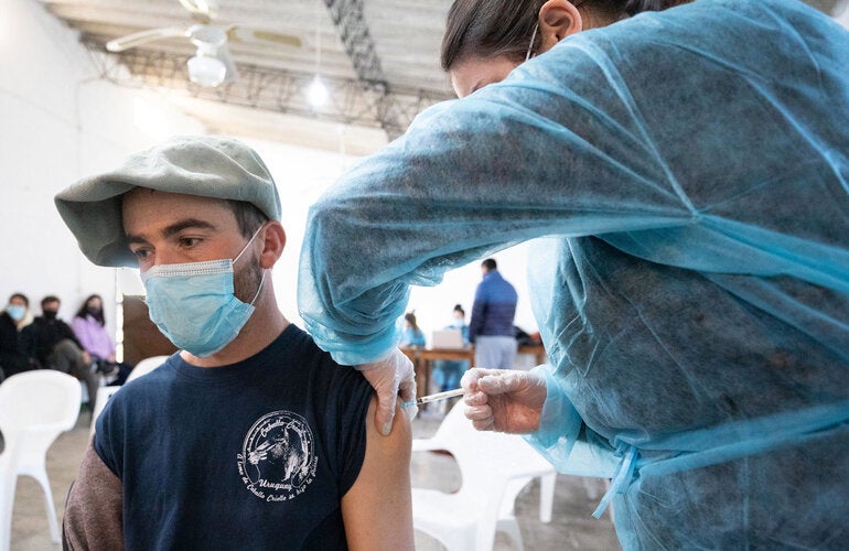 Hombre recibe la vacuna contra la COVID-19