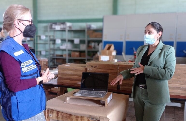 Entrega de 20 laptops para comunidades indígenas