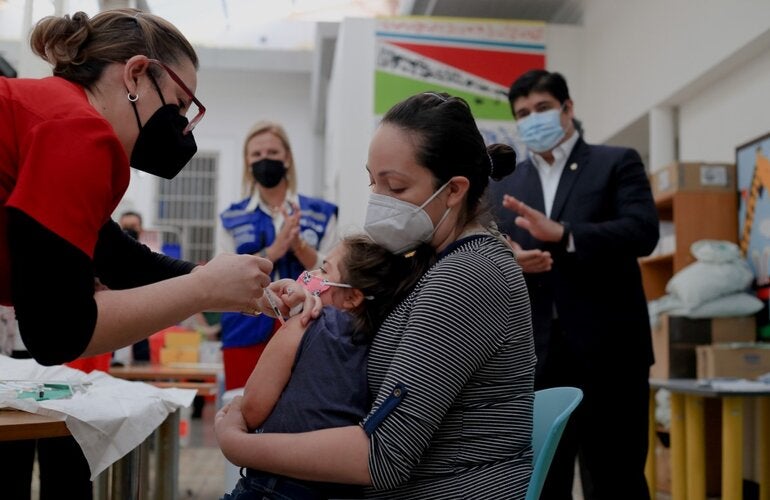 Niña siendo vacunada