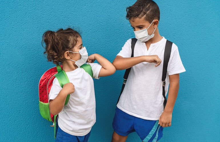 Niños de edad escolar con mascarillas