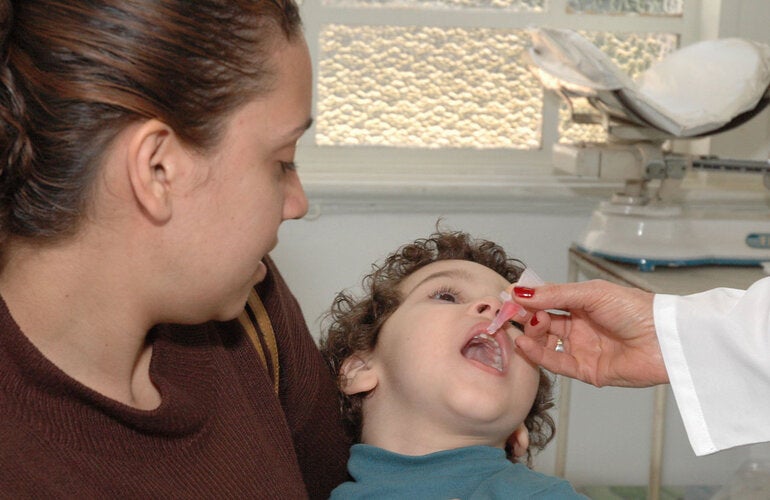 Niño recibe vacuna contra la poliomielitis