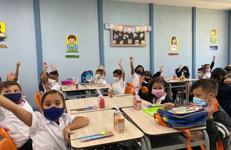 Niños en su primer día de lecciones presenciales del 2022
