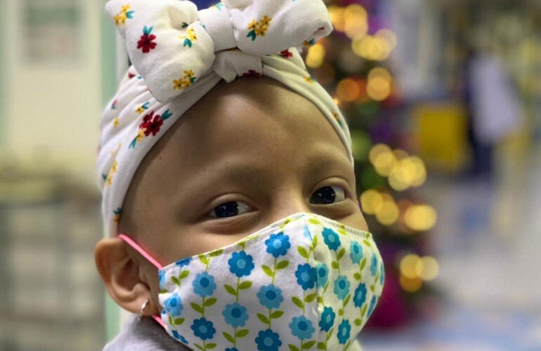 Niña, paciente con cáncer