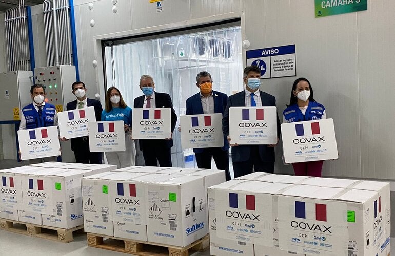 Recibimiento de las vacunas en la bodega de frigoríficos de la CCSS