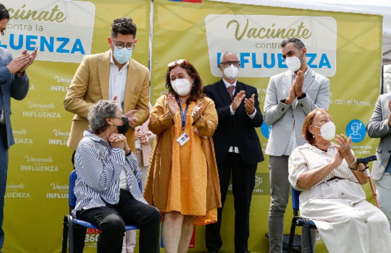 Hasta la Posta de Salud Rural Juan Pablo II de la comuna de Lampa llegaron las máximas autoridades sanitarias nacionales para dar inicio a la Campaña de Vacunación contra la influenza