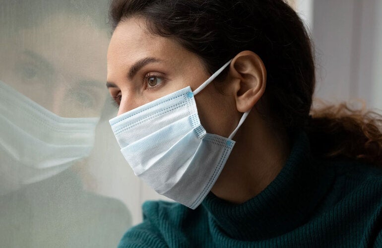 Mujer mira por la ventana
