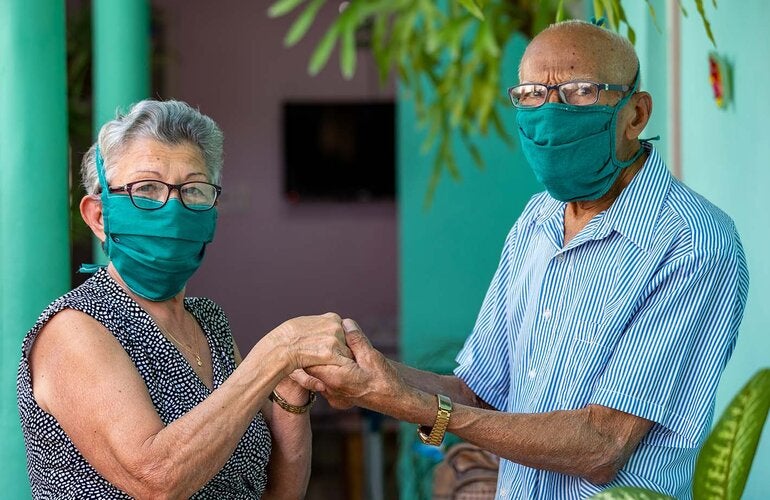 Personas tomadas de las manos