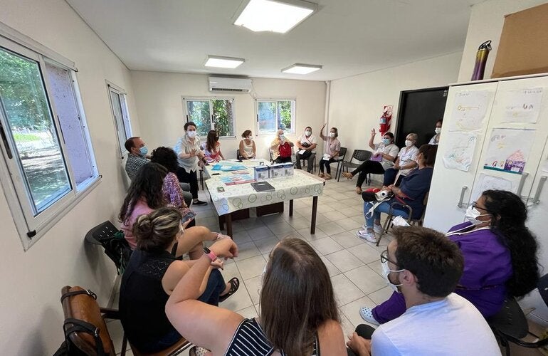 Imagen de un encuentro de sensibilización y capacitación en centros de atención primaria de la salud 