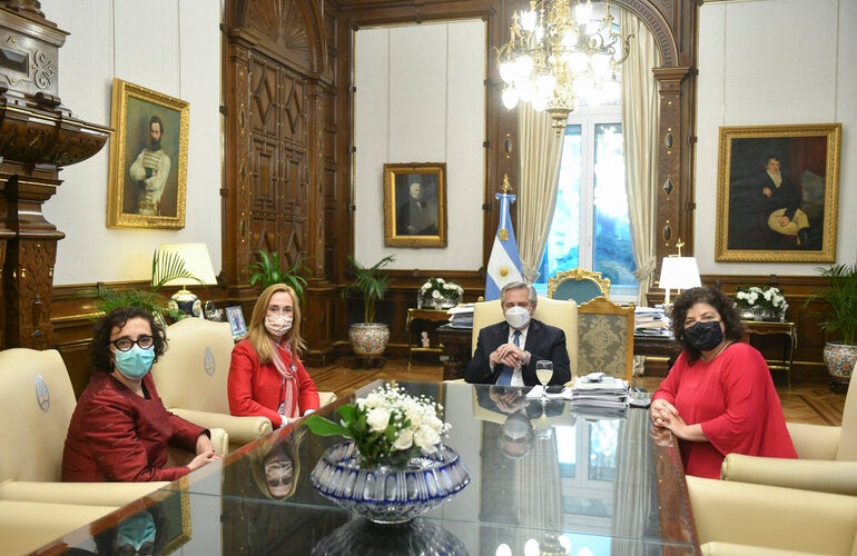 La representante de la OPS/OMS, Eva Jané Llopis, junto a la directora de Salud Mental y Abuso de Sustancias de la OMS, Dévora Kestel; el presidente de la nación, Alberto Fernández; y la ministra de Salud, Carla Vizzotti.