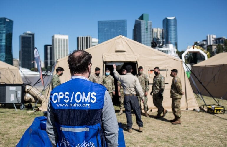 Personal de los equipos médicos de emergencia durante la capacitación en el Apostadero Naval de Buenos Aires, en Argentina.