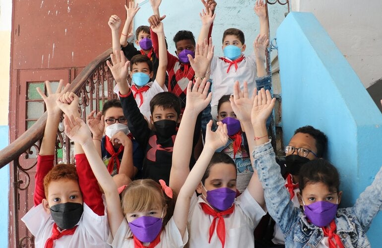 Niños con nasobucos donados por OPS-OMS Cuba