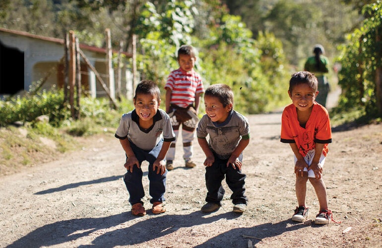 Nenes jugando al aire libre