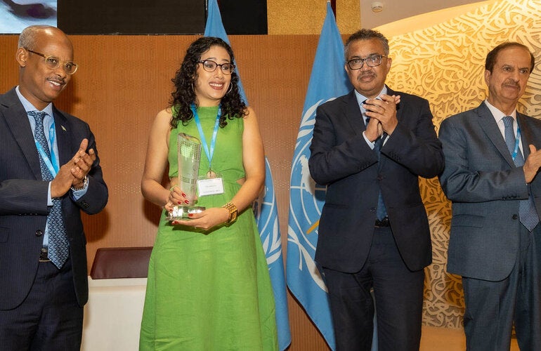 Rosalia Bohórquez, embajadora y representante permanente de Nicaragua ante las Naciones Unidas en Ginebra, recibe el Premio de la Fundación de los Emiratos Árabes Unidos para la Salud, en representación de su país.