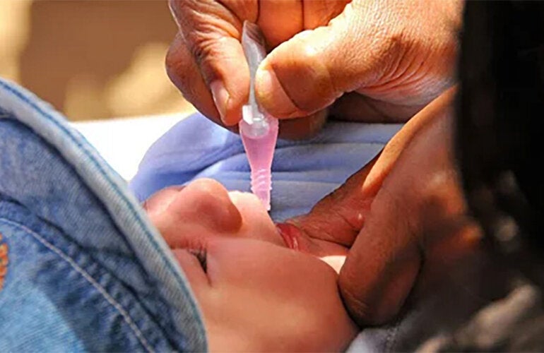 Niño recibe dosis oral de polio
