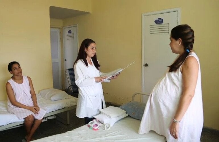 mujer embarazada consulta medica