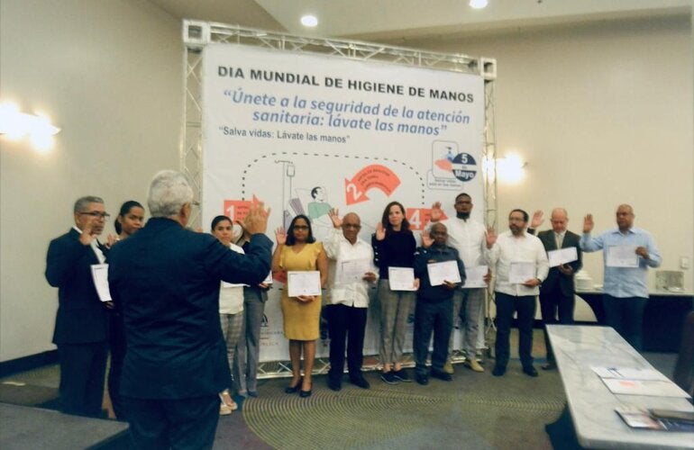Autoridades de salud juramentando miembros de los comités hospitalarios.