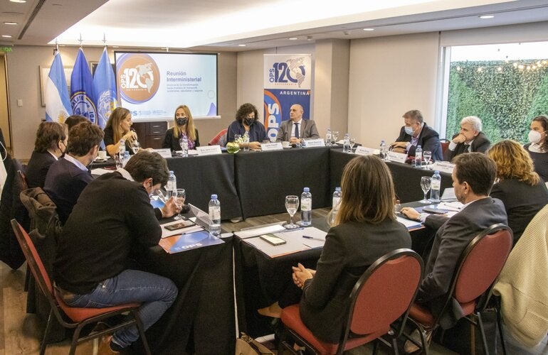 Autoridades y referentes de OPS/OMS en Argentina junto a autoridades de los ministerios de Ambiente y Desarrollo Sostenible, Transporte y Salud