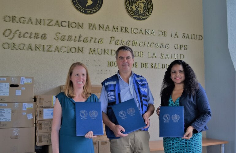 Autoridades de USAID, Ministerio de Salud y OPS RD durante entrega.