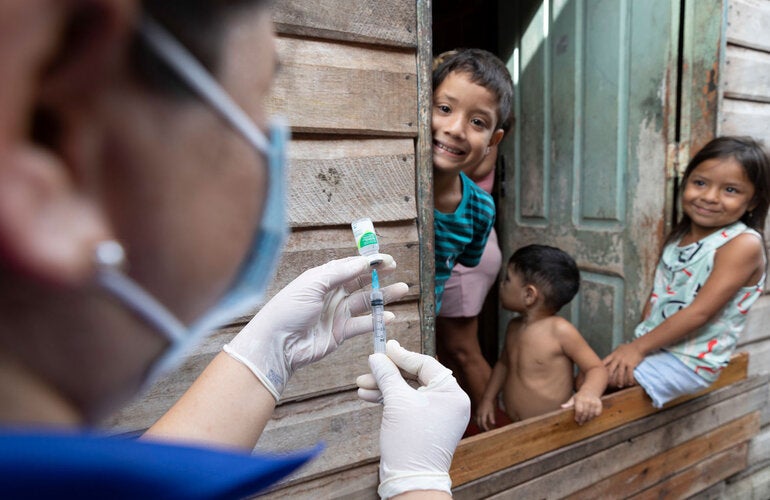 Familias reciben vacuna contra la influenza