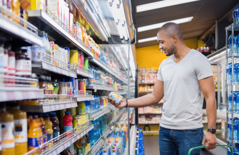 Persona revisando empaques de productos en un supermercado
