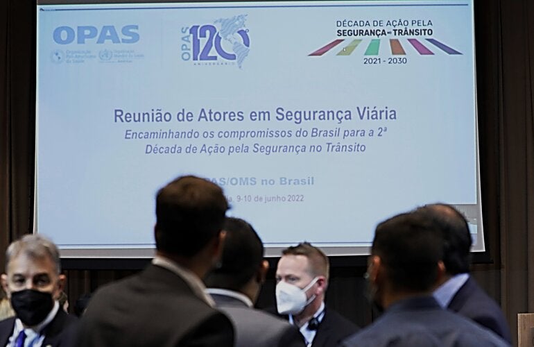 imagen de varios de los participantes en la reuniónc on el título de la reunión proyectado en una pantalla