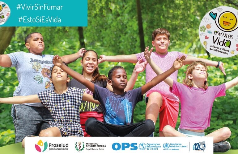 Fotografía de 6 niños con los brazos extendidos y los ojos cerrados, respirando en un entorno natural. Sobre impresos, la identidad de la campaña Esto sí es Vida y los logos de Prosalud, Ministerio de Salud Pública y OPS