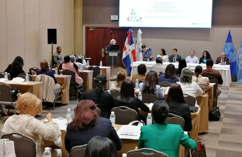 Autoridades de Salud y OPS durante seminario.