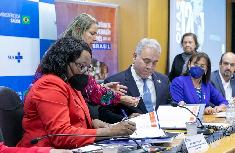 Momento de assinatura da estratégia de cooperação pela diretora da OPAS/OMS e o ministro da Saúde do Brasil