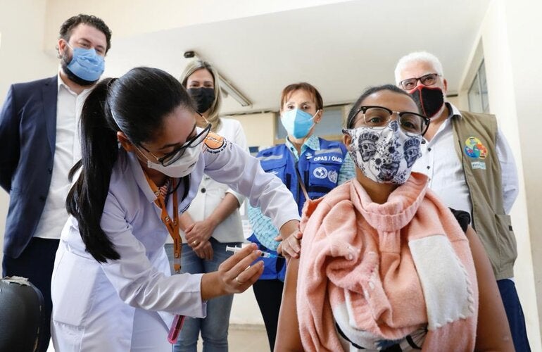 Mulher é vacinada em ação do Imuniza Estrutural
