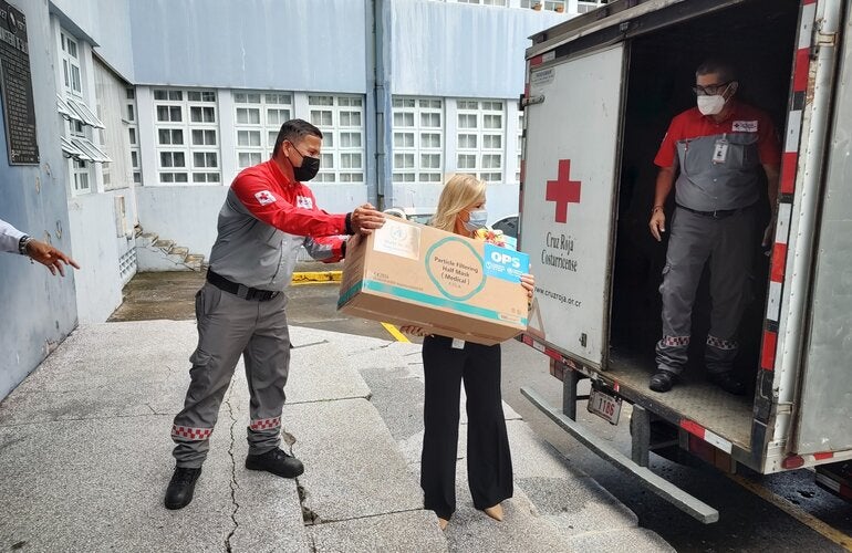 Entrega de equipo de proteccion personal a Cruz Roja