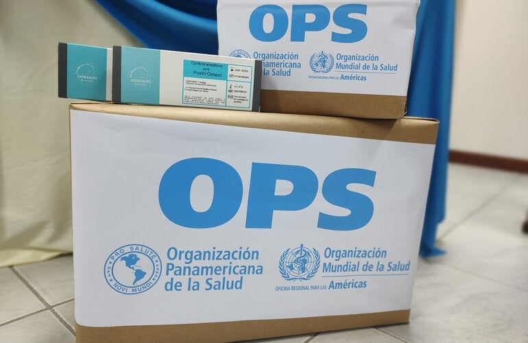 Entrega de cajas con insumos donados