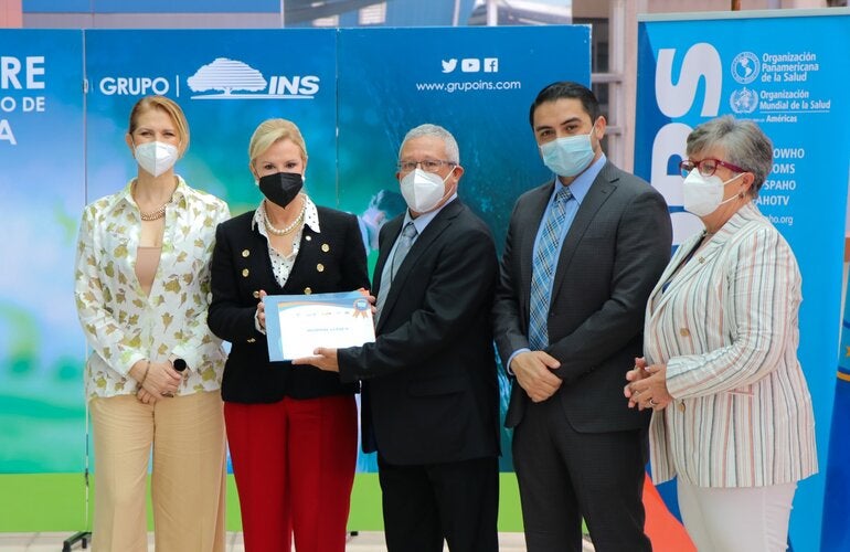 Entrega de reconocimiento a autoridades del INS