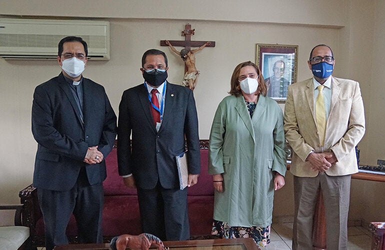 Arzobispo de San Salvador recibe a la OPS/OMS y UNICEF para promover la vacunación contra COVID-19