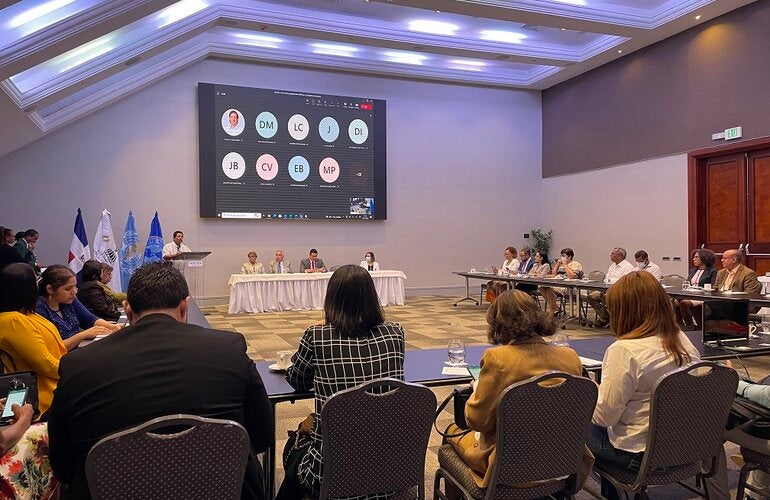 Autoridades de salud durante lanzamiento 3era fase.