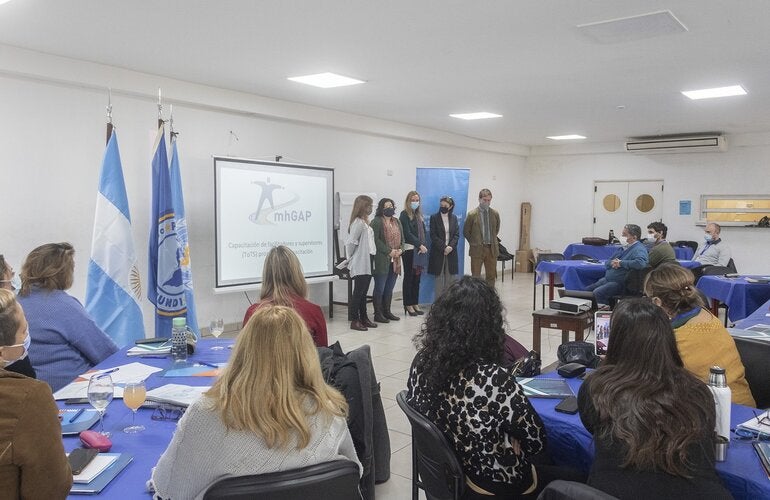 La representante de la OPS/OMS en Argentina, Eva Jané Llopis, junto a la ministra de Salud, Carla Vizzotti; la consultora en Salud Mental de OPS Argentina, Liliana Urbina; y el asesor regional de Salud Mental para Suramérica de la OPS/OMS, Matías Irarrazaval.