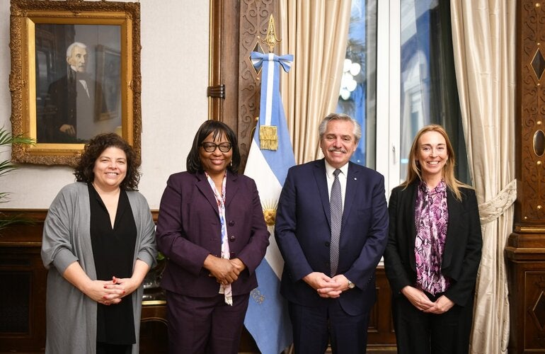 La Directora de la OPS, Carissa F. Etienne, junto al presidente de Argentina, Alberto Fernández; la ministra de Salud, Carla Vizzotti; y la representante de OPS/OMS en Argentina, Eva Jané Llopis.