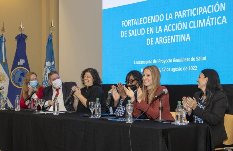 La Directora de la OPS, Carissa F. Etienne, junto a las demás autoridades durante el lanzamiento
