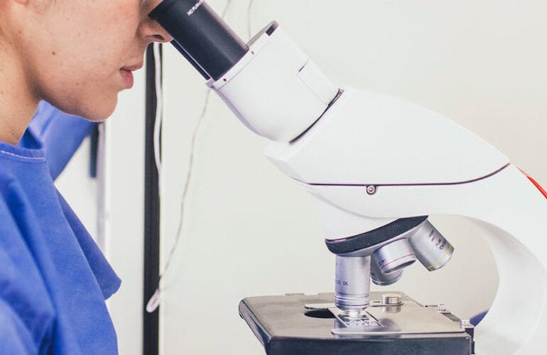 Bióloga con microscopio