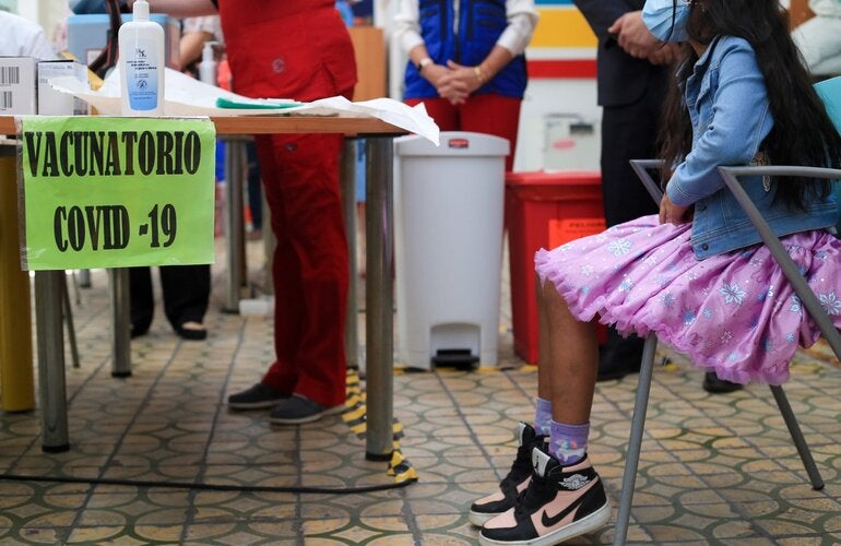 Niña en vacunatorio de COVID-19