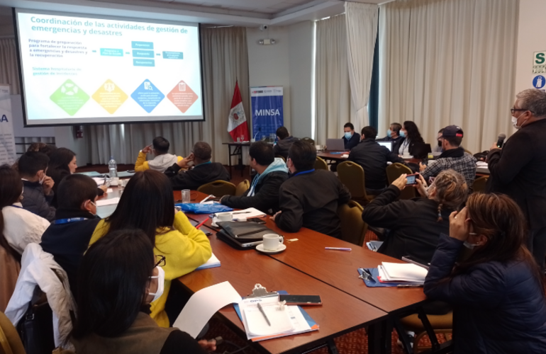 Participantes viendo exposición del curso