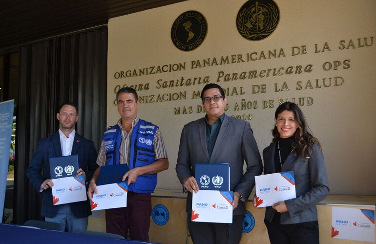 Representación de OPS, gobierno de Canadá y Salud Pública durante la entrega de los refrigeradores.