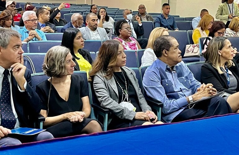 Autoridades de salud mental y OPS durante foro.