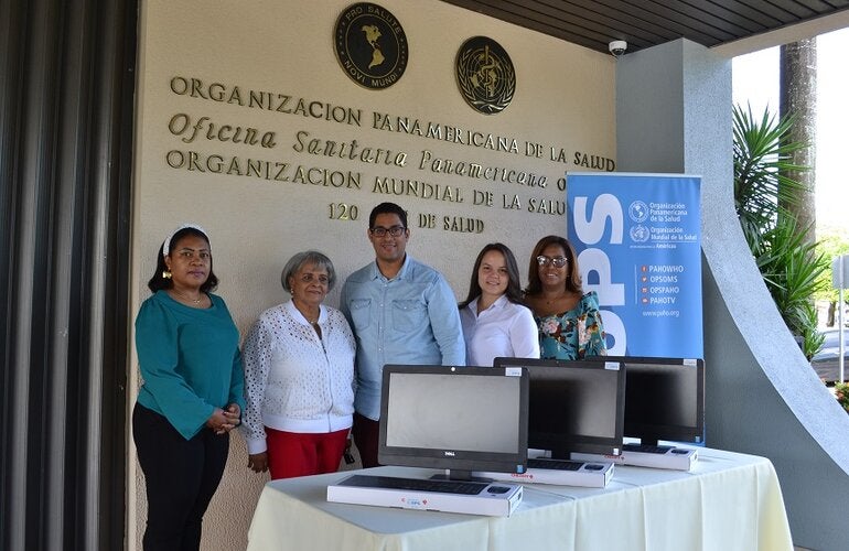 Autoridades durante la entrega.